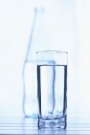 woda mineralna szklanka butelka